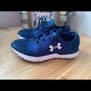 Size 8 under armour shoes.